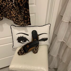 Who ? What ? Wear mule/ clog slip on shoes